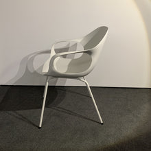 Laden Sie das Bild in den Galerie-Viewer, Kristalia Elephant Chair Stuhl Polyurethan weiß, 4-Fuß Designmöbel Italienisch - Möbelhaus H. Zeppenfeld GmbH
