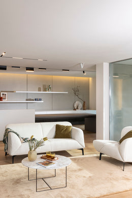 Modernes Sofa Como von JORI mit eleganten, organischen Linien in hellem Stoffbezug