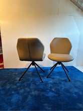 Laden Sie das Bild in den Galerie-Viewer, Design-Stuhl „Ella“ von Ronald Schmitt, drehbar, ohne Armlehnen, Leder Mocca Rückansicht
