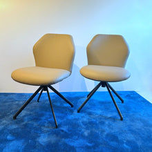 Laden Sie das Bild in den Galerie-Viewer, Design-Stuhl „Ella“ von Ronald Schmitt, drehbar, ohne Armlehnen, Leder Mocca
