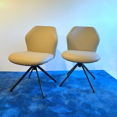 Design-Stuhl „Ella“ von Ronald Schmitt, drehbar, ohne Armlehnen, Leder Mocca