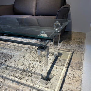 Detailansicht vom Couchtisch Kuatre 1100, Glasplatte mit Facettenschliff und Acrylgestell