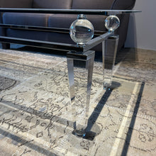 Laden Sie das Bild in den Galerie-Viewer, Design-Couchtisch mit Acrylbeinen und Glaskugel-Details, modernes Stilmöbel als Ausstellungsstück


