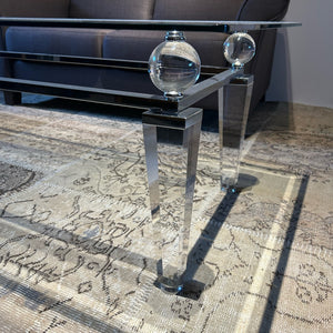 Design-Couchtisch mit Acrylbeinen und Glaskugel-Details, modernes Stilmöbel als Ausstellungsstück

