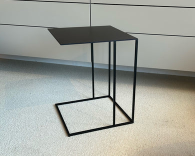 Jori Schiebebeistelltisch Ascot JR-t938 

Rückläufer, leichte Druckstellen im Leder, siehe Fotos

Gestell Metall schwarz,
Platte Leder Vegetalia black
B/H/T 39 x 50 x 39 cm