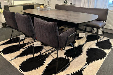 Akante Phoenix Ausziehtisch mit Keramikplatte in Rostbraun und Mobitec Bank Cosy in Leder anthrazit – modernes Esszimmerdesign
