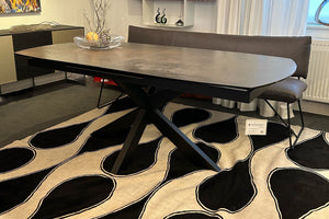 Ausziehtisch Akante Phoenix mit Keramikplatte in Rostoptik und Spider-Gestell in Schwarz – modernes Designmöbelstück