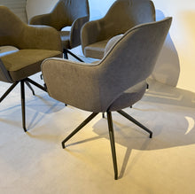 Laden Sie das Bild in den Galerie-Viewer, Moderne Akante Chicago Stuhlgruppe in grauem Stoffbezug, elegantes Design mit Armlehne und drehbarem Fuß.
