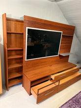 Laden Sie das Bild in den Galerie-Viewer, TV-Möbel Amar aus Nussbaum mit ausgezogenem Regal und geöffneten Schubladen – funktionale Details in der Übersicht.
