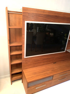 Detailansicht des TV-Paneels mit Rahmen im Modell Amar – hochwertige Verarbeitung in Nussbaum.