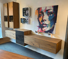 Laden Sie das Bild in den Galerie-Viewer, Anrei Wohnwand Puro Stone, Vitrinen mit LED-Beleuchtung, Balkeneiche und Stein Coffee Brown
