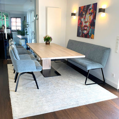 Moderner Essbereich mit Asco Mono Esstisch aus Massivholz, IP Design Soulmate Stühlen und BW Heaven Diningbank in Taubenblau.