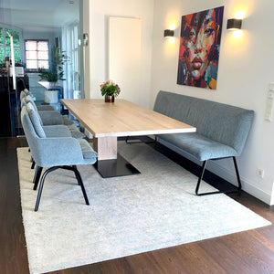 Moderner Essbereich mit Asco Mono Esstisch aus Massivholz, IP Design Soulmate Stühlen und BW Heaven Diningbank in Taubenblau.