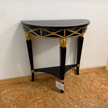 Laden Sie das Bild in den Galerie-Viewer, Gesamtansicht der Bagus Luxus-Konsole 0483 in Schwarz und Gold, Ausstellungsstück mit Querstrebe und halbrunder Form
