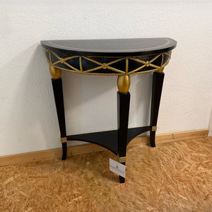 Gesamtansicht der Bagus Luxus-Konsole 0483 in Schwarz und Gold, Ausstellungsstück mit Querstrebe und halbrunder Form