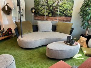 Detailansicht der Bullfrog Outdoor-Lounge „Lagoon“ mit Sonnenschirm, Hocker und Rückenkissen