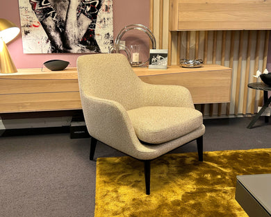 Sessel Grace von Bielefelder Werkstätten in Stoff Mara 575 – Ausstellungsstück in moderner Wohnraumszene bei Möbel Zeppenfeld