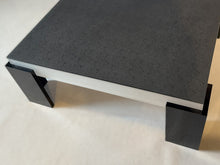 Laden Sie das Bild in den Galerie-Viewer, Nahaufnahme satiniertes Acrylgestell in schwarz, solide Möbelkonstruktion, hochwertiges Design von Casarte mit der kratzunempffindlichen Platte
