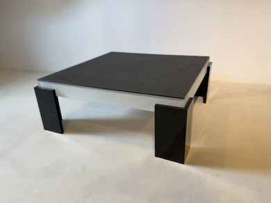 Couchtisch Cassius von Casarte Interiordesign in der Gesamtansicht – 90x90 cm, satiniertes schwarzes Acrylgestell mit kratzbeständiger Glasplatte in Krokostruktur