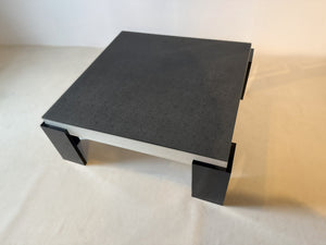 Detailansicht der Krokostruktur-Glasplatte des Couchtischs Cassius – samtige samt-Haptik, edle Optik.
