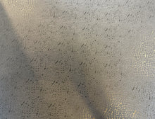 Laden Sie das Bild in den Galerie-Viewer, Oberfläche des Couchtischs Cassius – kratzfestes, satin-mattes Glas mit feiner Krokostruktur – hochwertiges Detail
