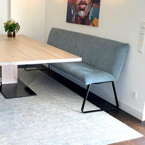 Design-Essgruppe mit Asco Mono Tisch, komfortablen IP Design Stühlen und eleganter Bielefelder Werkstätten Heaven Bank in modernem Interieur.