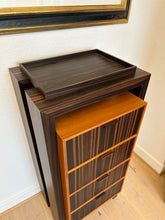 Laden Sie das Bild in den Galerie-Viewer, Edle Designkommode von Annibale Colombo, Ebenholz/Kirschbaum mit abnehmbarem Tablett
