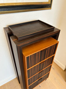 Edle Designkommode von Annibale Colombo, Ebenholz/Kirschbaum mit abnehmbarem Tablett