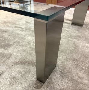 Detailaufnahme satiniertes Edelstahlgestell des Solmet Glascouchtisch Giava