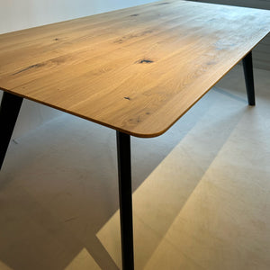 Perspektivaufnahme der Tischplatte des Diva Esstischs aus massiver Eiche mit gerundeter Schweizer Kante, Designstück aus Ausstellung, sofort zum Abverkauf verfügba
