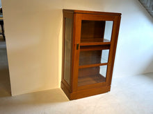 Laden Sie das Bild in den Galerie-Viewer, Vitrinenschrank Premium von Form Exclusiv, frontal geschlossen, klare Linienführung in massiver Kirschbaum-Ausführung, hochwertige Verarbeitung, Abverkaufsstück.
