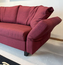 Laden Sie das Bild in den Galerie-Viewer,  Seitenansicht Schlafsofa Malou von Franz Fertig, Stoff Rot, Kiegebreite 130 cm
