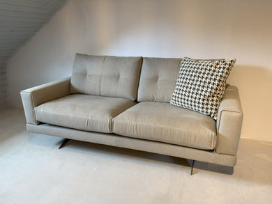 Frommholz Sofa MOON als modernes Zweisitzer-Sofa in grauem Stoff, auf Metallfuß – Gesamtansicht