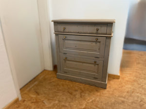 Frontansicht der Gradel Schuhklappenkommode 2283 aus Fichte grau gewachst im Landhausstil mit Schubkasten und zwei Klappen, Ausstellungsstück mit Lagerspuren
