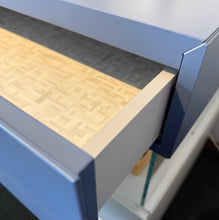 Laden Sie das Bild in den Galerie-Viewer, Innenansicht einer geöffneten Schublade der Lago AIR Kommode – hochwertiges Innenfutter mit Musterdesign.
