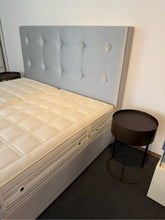 Laden Sie das Bild in den Galerie-Viewer, Kopfteil Square des Grand Luxe Boxspringbetts – modernes Design in Stoff Beletage

