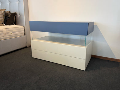 Lago AIR Kommode in Lack Weiß und Blau mit Glasfüßen – freistehendes Designmöbel als Ausstellungsstück