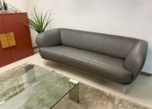 Laden Sie das Bild in den Galerie-Viewer, Leolux Flint Sofa 3-Sitzer mit Senso Castor Chromgestell, Lederbezug, modernes Design, Frontansicht im Wohnraum
