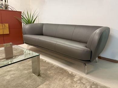 Leolux Flint 3-Sitzer Sofa mit Chromgestell Senso Castor, Lederbezug, Seitenansicht im modernen Interieur