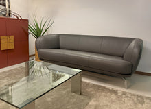 Laden Sie das Bild in den Galerie-Viewer, Leolux Flint Sofa, dreisitzig, Lederbezug, Senso Castor Chromgestell, Perspektivaufnahme im Wohnbereich
