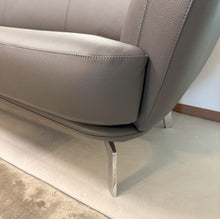 Laden Sie das Bild in den Galerie-Viewer, Detailansicht Leolux Flint Sofa, Lederpolster und Chromfuß des Senso Castor Gestells
