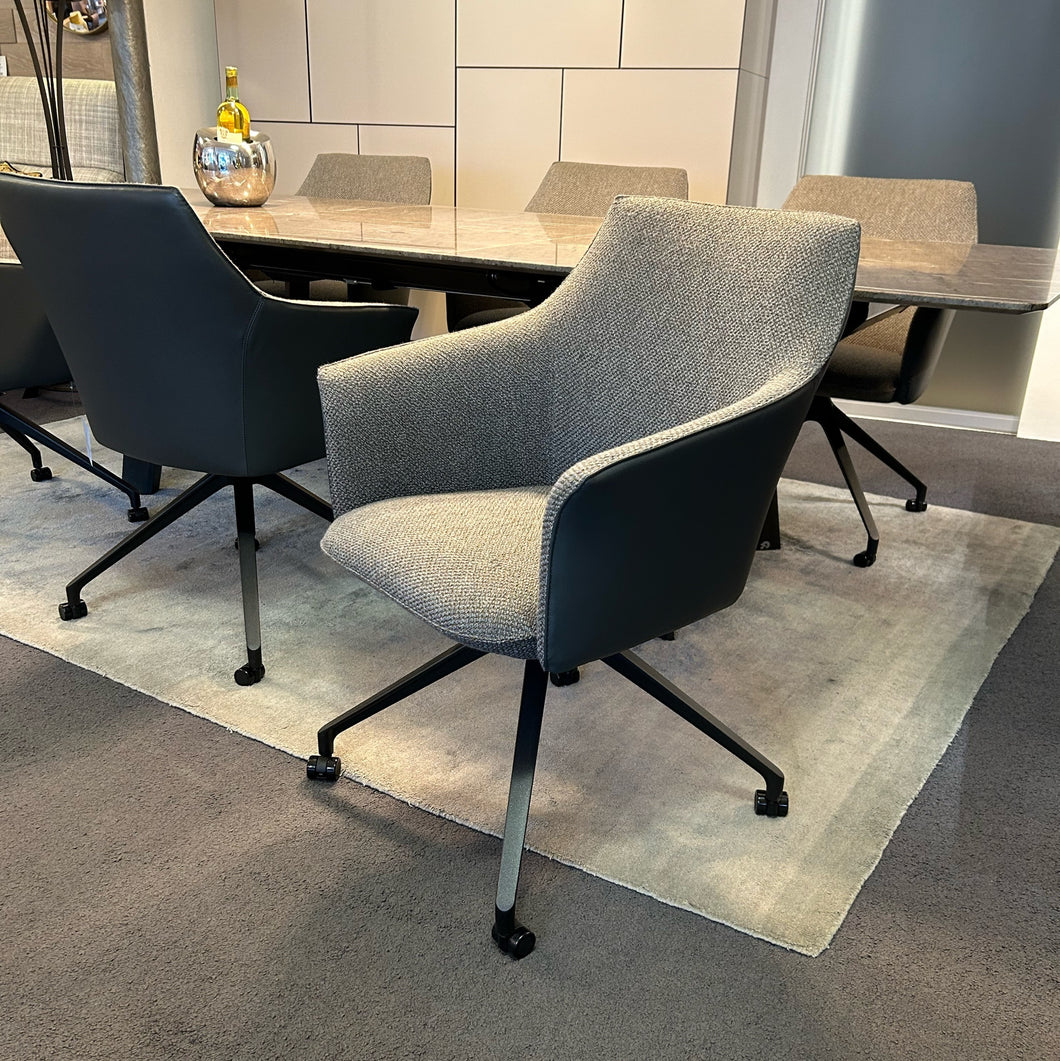 Design-Stuhlgruppe Leolux Mara Twist, 6 Armlehnstühle mit Drehgestell und Rollen – Ausstellungsstück im Abverkauf