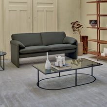 Laden Sie das Bild in den Galerie-Viewer, Leolux Bora Bora Designsofa – Frontansicht eines zeitlosen Sofaklassikers mit eleganter Linienführung in schwarzem Leder.
