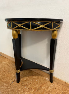 Seitliche Nahaufnahme der halbrunden Konsole 0483 von Bagus mit goldenen Details und Schnitzereien