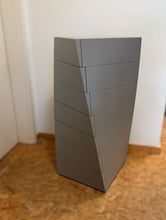 Laden Sie das Bild in den Galerie-Viewer, Seitenansicht der in sich gedrehten Kommode Piroette 7 von Porada mit 7 Schubkästen, matt graue Oberfläche, modernes italienisches Design
