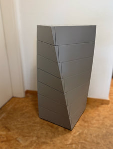 Seitenansicht der in sich gedrehten Kommode Piroette 7 von Porada mit 7 Schubkästen, matt graue Oberfläche, modernes italienisches Design