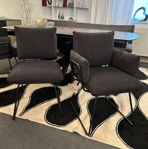 Zwei Mobitec Cosy Stühle – einmal mit und einmal ohne Armlehnen in Stoff Otello anthrazit – stilvolle Esszimmerstühle im Designmöbel-Abverkauf