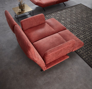 Top-Down-Perspektive auf das Nolte Meda Sofa mit voll ausgefahrener Beinauflage – großzügige Sitzfläche für maximales Relaxgefühl im edlen Lederlook.