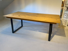 Laden Sie das Bild in den Galerie-Viewer, Geschlossener Nouvion Ausziehtisch Marty, 200×100 cm, Asteiche massiv mit markanter Maserung und schwarzem Metallgestell
