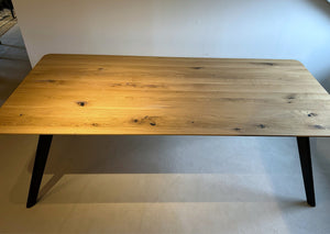 Draufsicht auf den massiven Esstisch Diva von Nouvion, Tischplatte in Eiche Bianco mit charaktervollen Ästen, Ausstellungsstück im Neuzustand, sofort lieferbar